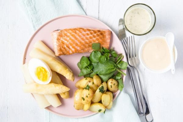 Gegrilde zalm met witte asperges