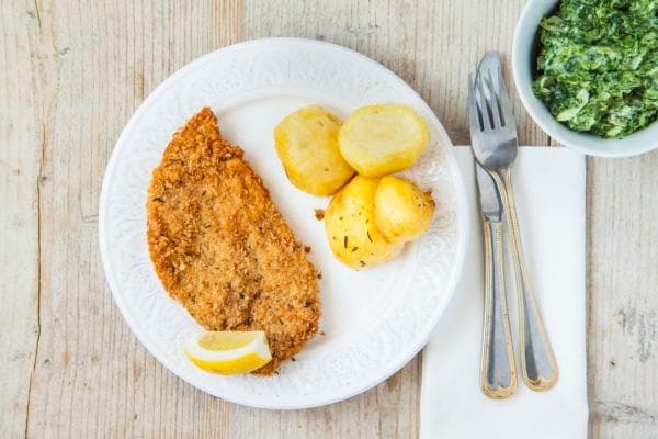 Krokante kipschnitzel met geroosterde aardappelen