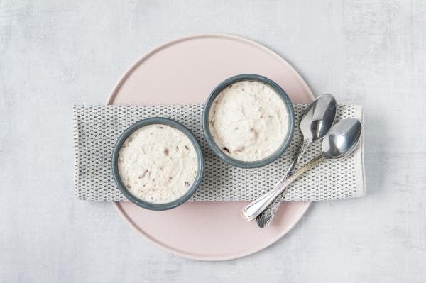 Vanillemousse met bitterkoekjes