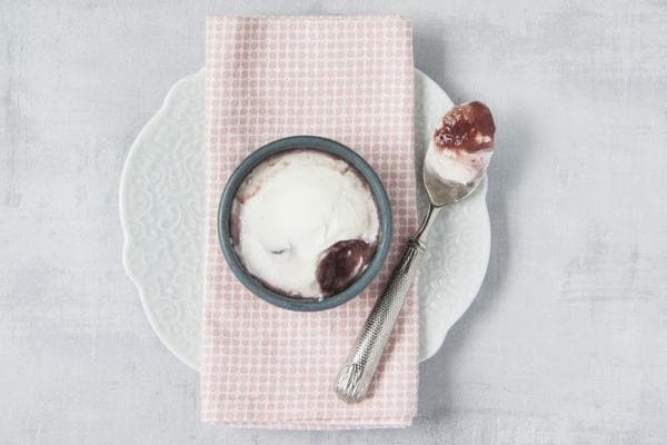 Hangop met zomers fruit