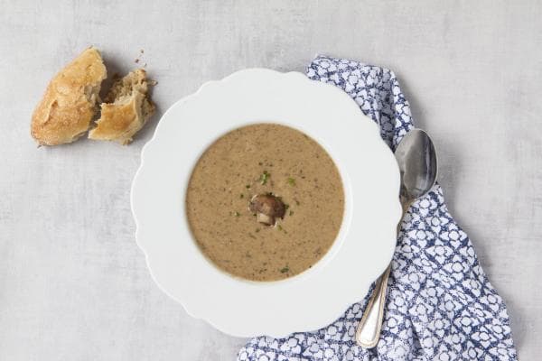 Champignonsoep met verse kruiden