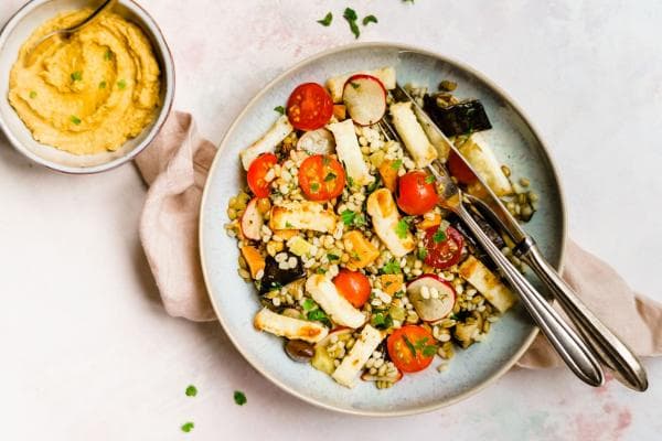 Healthy freekeh halloumi
