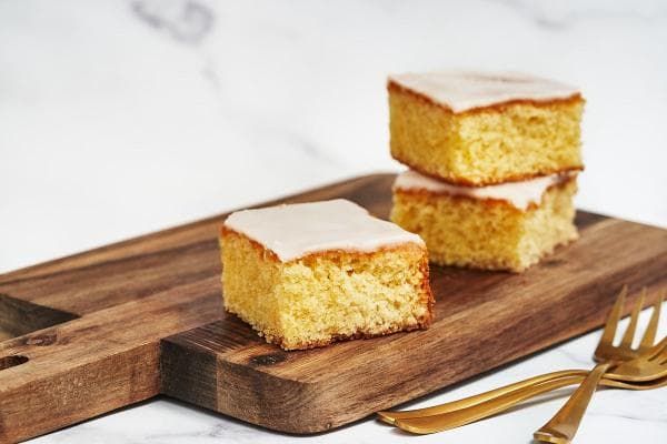 Lemon drizzle cake