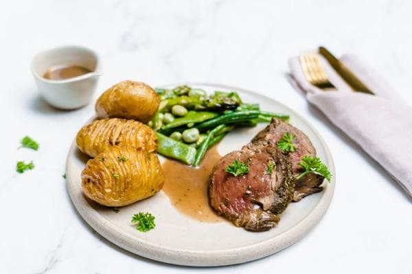 Supermalse roast beef met groene asperges