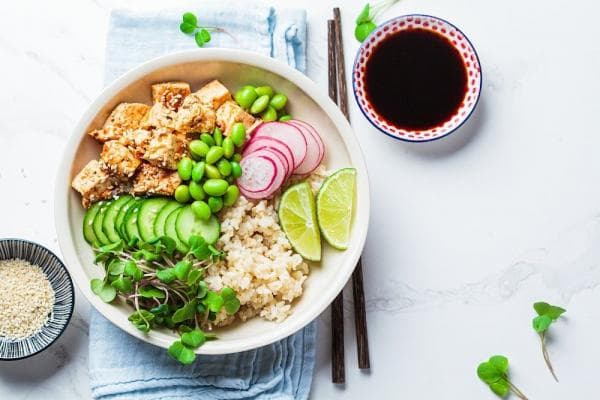 Japanse lunchsalade met sesamdressing