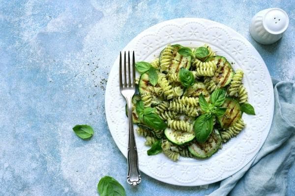 Groene pastasalade met mozzarella
