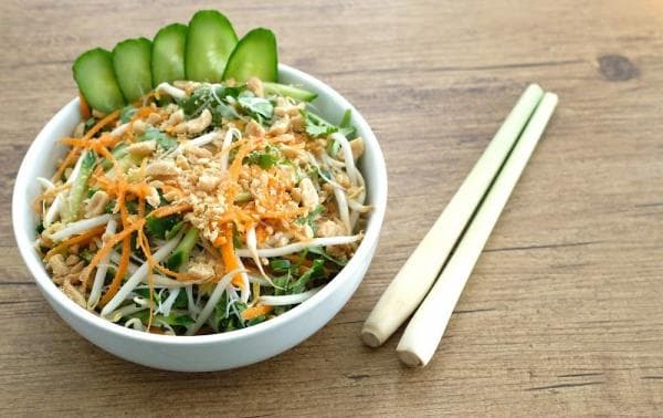 Vietnamese bowl met okonomiyaki