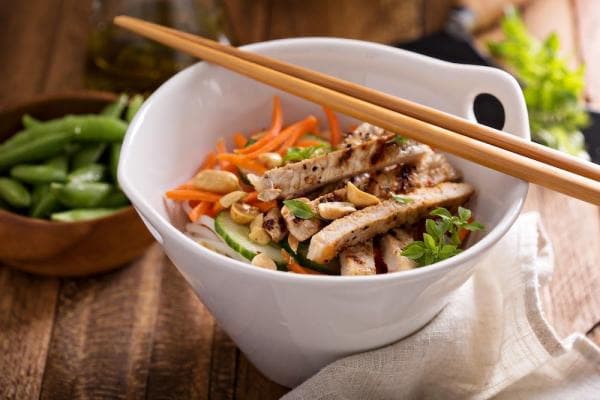 Indonesische bowl met kip 