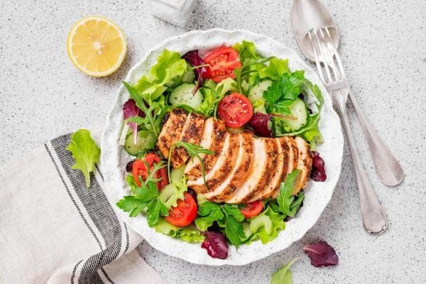 Salade bowl met gegrilde kip