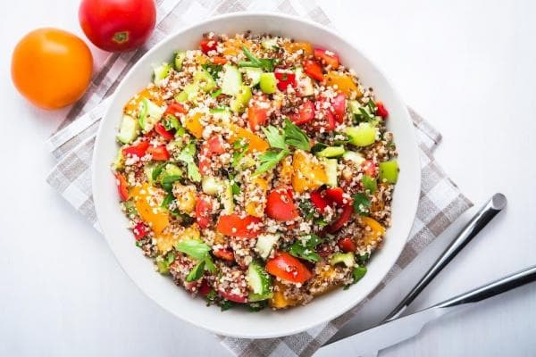 Quinoa bowl met sticky tempeh