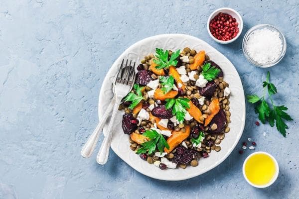 Linzensalade bowl met pesto bietjes 