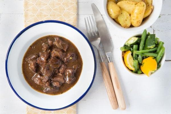 Stoofpotje met stout bier en pruimen