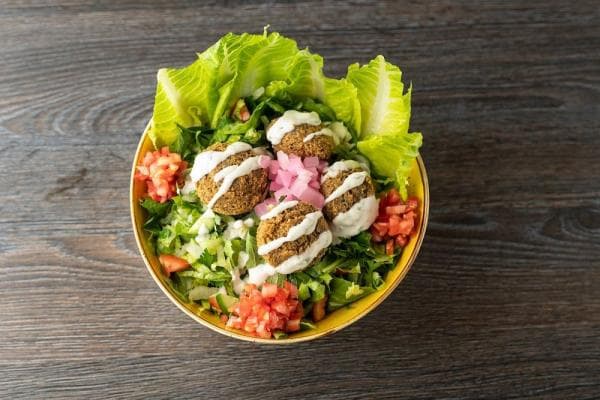 Couscous maaltijdsalade met falafel