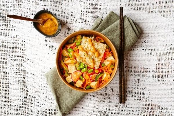 Japanse maaltijdsalade met sesamdressing