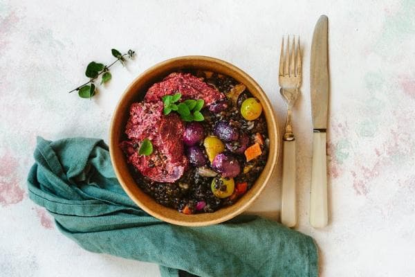 Maaltijdsalade met linzen en bietjes in rucolapesto 