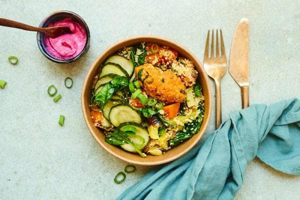 Marokkaanse maaltijdsalade met bietenhummus