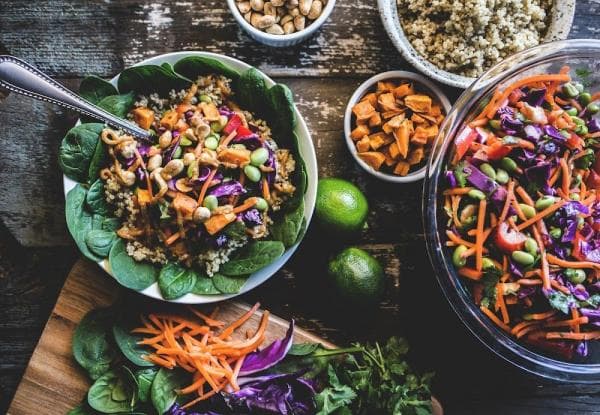 Healthy maaltijdsalade met avocadodressing