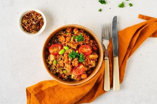 Quinoa maaltijdsalade & sticky tempeh