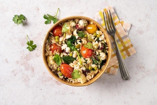 Orzo maaltijdsalade met bloemkool en feta