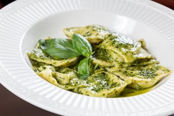 Ravioli in spinazieroomsaus