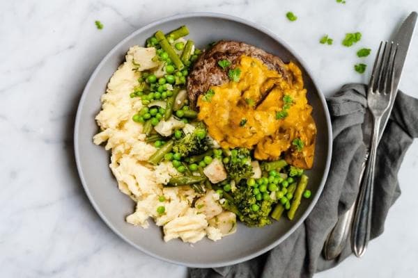 Angus beef burger met paprikaroomsaus