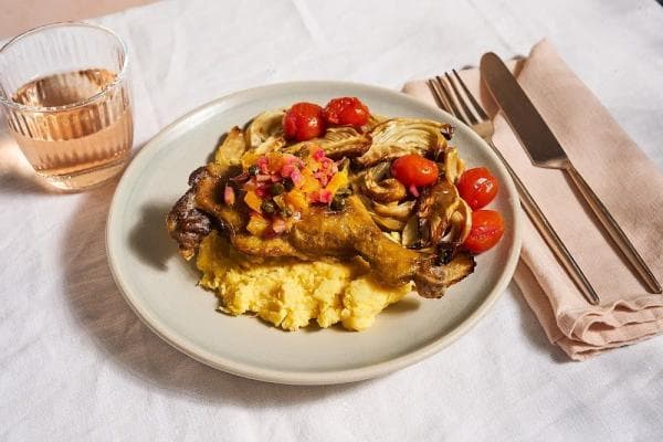 Gekonfijte eendenbout met citrus salsa
