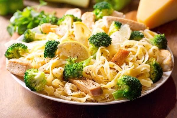 Pasta con pollo e limone