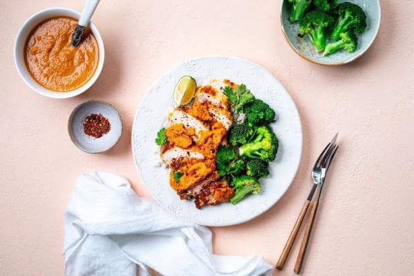 Crispy schnitzel met kruidige linzenstoof