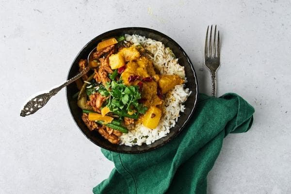 Ananas curry met sticky tempeh