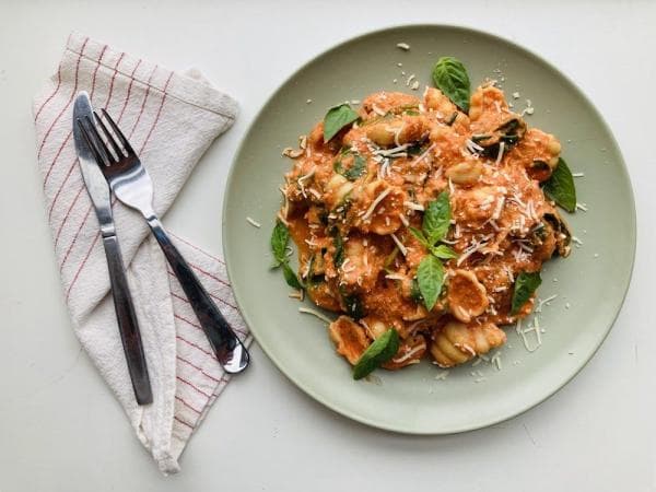Pasta met gegrilde paprikasaus