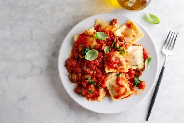 Ravioli in tomatensaus