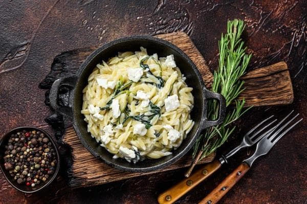 Orzo salade bowl met geitenkaas
