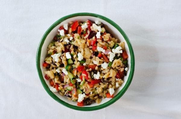 Griekse pastasalade met tzatziki