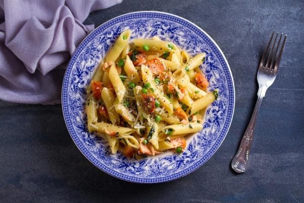 Rigatoni pasta met zalm en spinazie