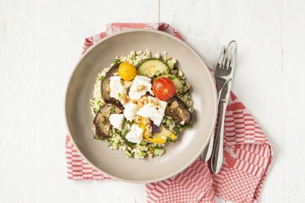Griekse maaltijdsalade met geroosterde feta