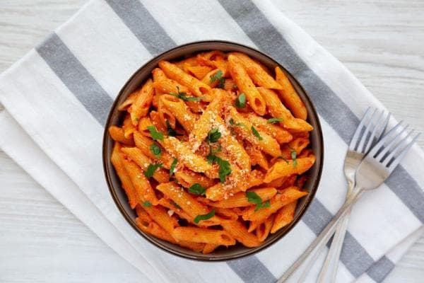 Penne in tomatensaus met kaas
