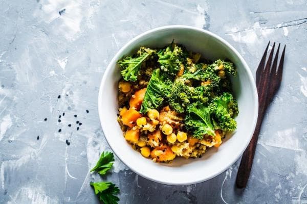 Zoete aardappel maaltijdsalade met amandeldressing