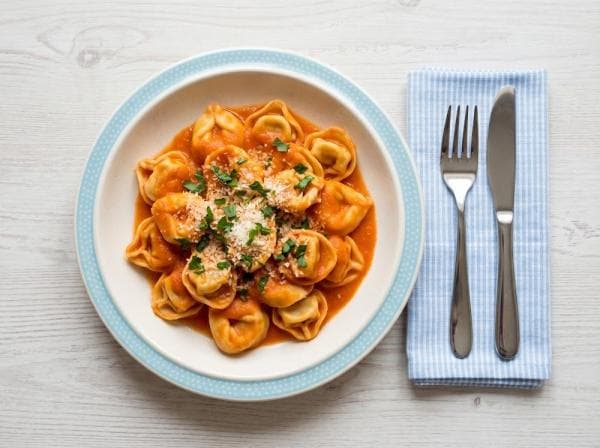 Tortellini met kaas in tomatensaus