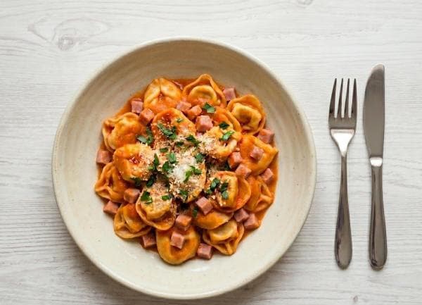 Tortellini met tomatensaus & ham
