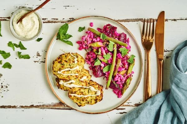 Courgette en feta burgers op een bord