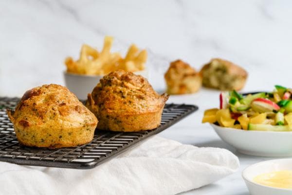 Hartige muffins voor kinderen op een bakplaat