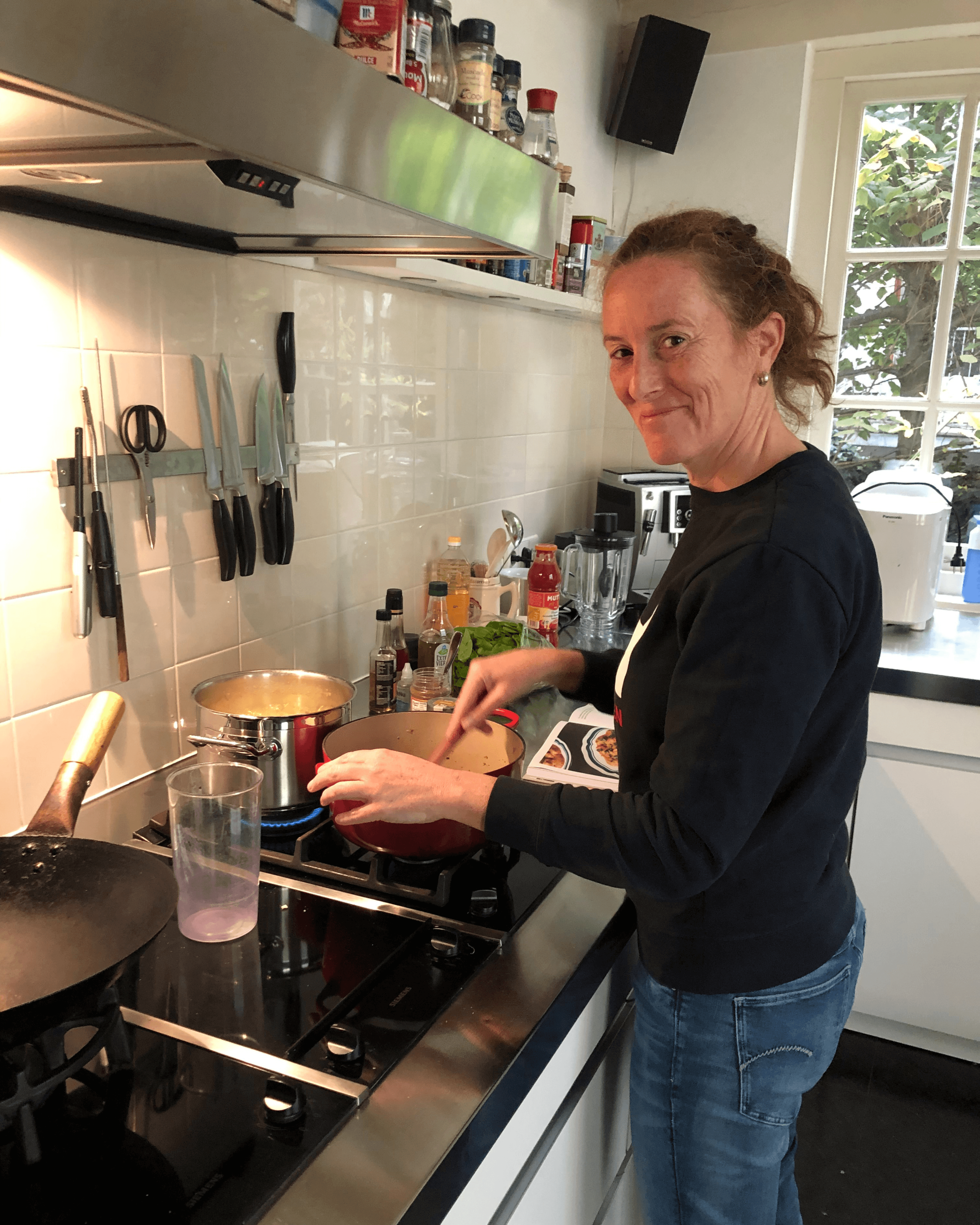 Marleen kookt thuis in haar keuken